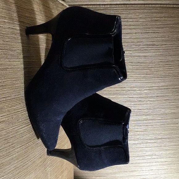 Black suede heeled Chelsea boots - Picture 2 of 4